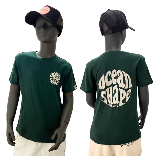 tee-shirt enfant vert foncé ocean shape, 100% coton biologique.
devant : petit logo bubble "ocean shape biarritz" beige sur la poitrine.
dos : gros logo bubble "ocean shape biarritz" beige.
Vu de face et de dos sur mannequin enfant.