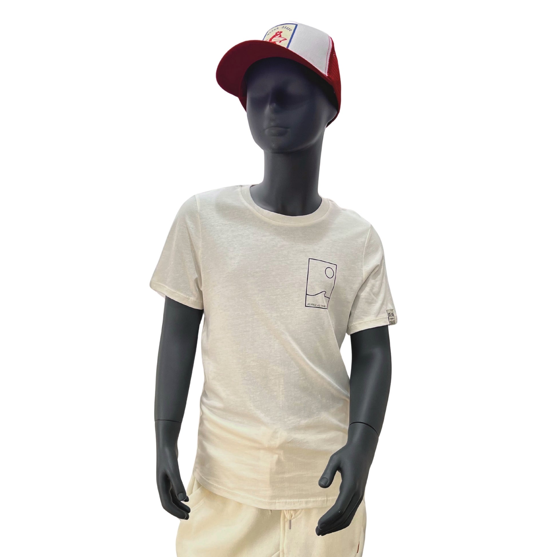 t shirt à manches courtes enfant unisexe couleur ivory, en coton biologique, sur un mannequin enfant de face et de dos.
Devant : dessin minimaliste d'une vague et d'un soleil avec écriture "as free as the ocean" noir.