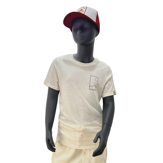 t shirt à manches courtes enfant unisexe couleur ivory, en coton biologique, sur un mannequin enfant de face et de dos.
Devant : dessin minimaliste d'une vague et d'un soleil avec écriture "as free as the ocean" noir.