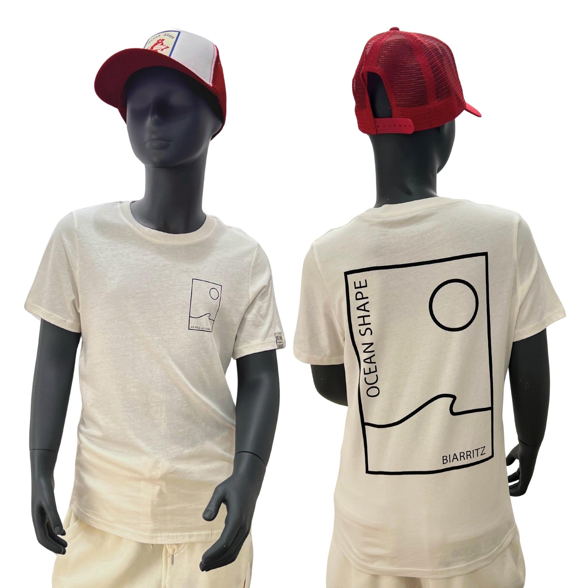t shirt à manches courtes enfant unisexe couleur ivory, en coton biologique, sur un mannequin enfant de face et de dos.
Devant : dessin minimaliste d'une vague et d'un soleil avec écriture "as free as the ocean" noir.
Dos : grand dessin minimaliste d'une vague et d'un soleil avec écrit "ocean shape biarritz" noir.