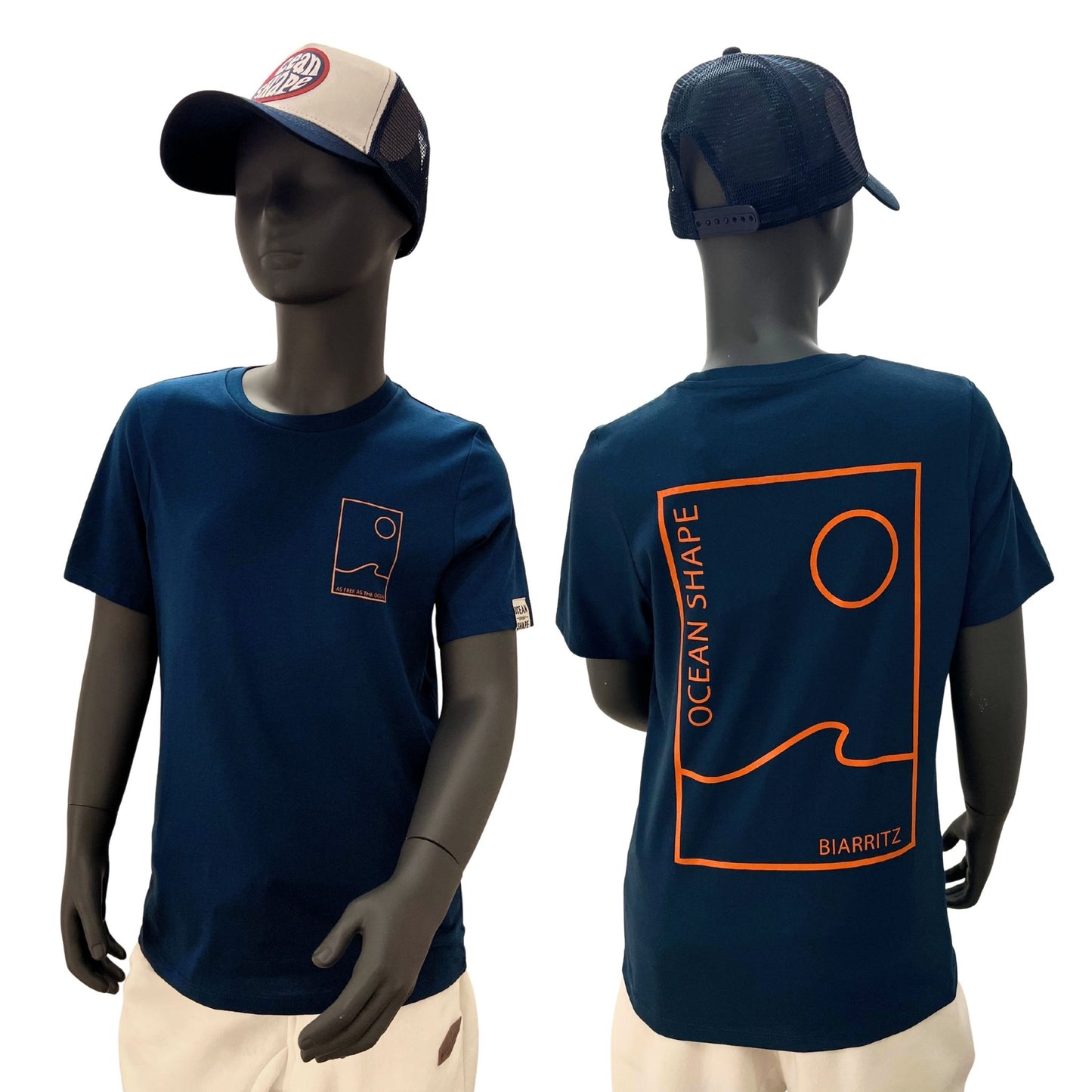 t-shirt à manches courtes enfant unisexe couleur peacock bleu, en coton biologique, sur un mannequin enfant de face et de dos.
Devant : dessin minimaliste d'une vague et d'un soleil avec écriture "as free as the ocean" orange fluo.
Dos : grand dessin minimaliste d'une vague et d'un soleil avec écrit "ocean shape biarritz" orange fluo.