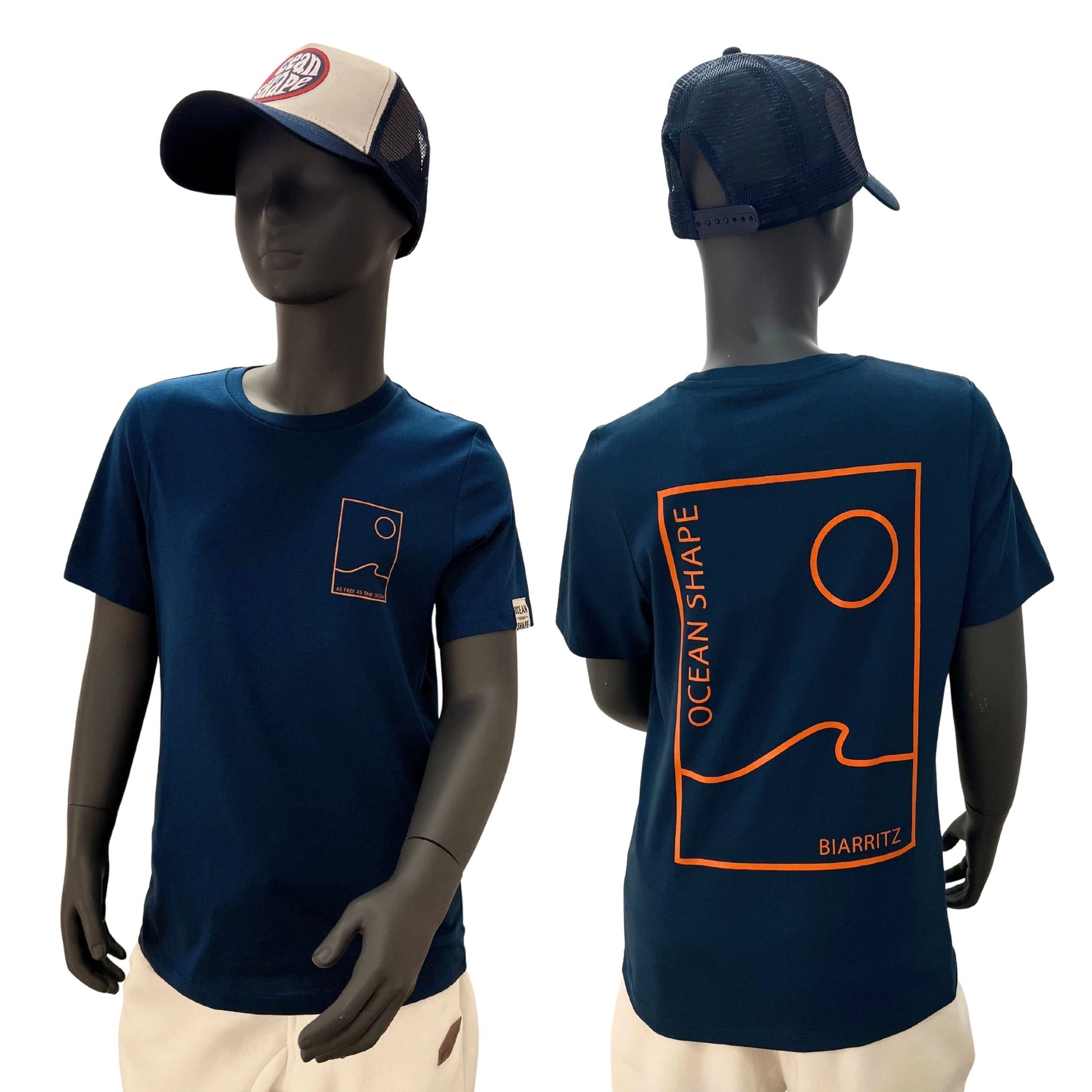 t-shirt à manches courtes enfant unisexe couleur peacock bleu, en coton biologique, sur un mannequin enfant de face et de dos.
Devant : dessin minimaliste d'une vague et d'un soleil avec écriture "as free as the ocean" orange fluo.
Dos : grand dessin minimaliste d'une vague et d'un soleil avec écrit "ocean shape biarritz" orange fluo.