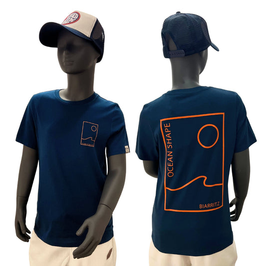 t-shirt à manches courtes enfant unisexe couleur peacock bleu, en coton biologique, sur un mannequin enfant de face et de dos.
Devant : dessin minimaliste d'une vague et d'un soleil avec écriture "as free as the ocean" orange fluo.
Dos : grand dessin minimaliste d'une vague et d'un soleil avec écrit "ocean shape biarritz" orange fluo.