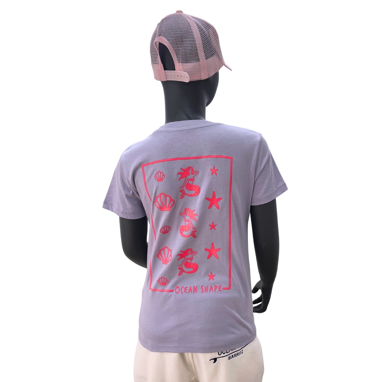 t shirt enfant en coton biologique et polyester reclyclé de couleur lavande et rose fluo, de la marque ocean shape. vue sur un mannequin enfant de face et de dos.
Dos : grand encadré avec illustrations de coquillages et sirènes en rose fluo avec logo ocean shape en bas.