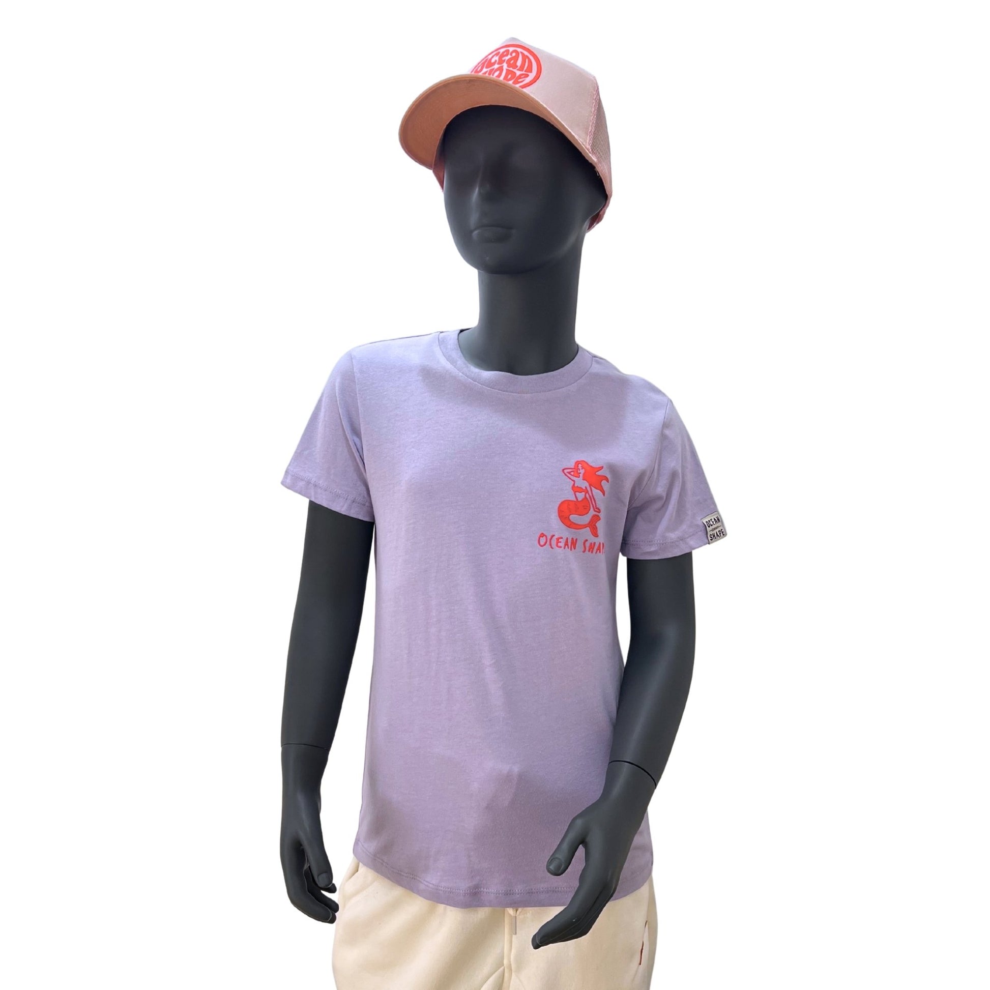 t shirt enfant en coton biologique et polyester reclyclé de couleur lavande et rose fluo, de la marque ocean shape. vue sur un mannequin enfant de face et de dos.
Face : logo ocean shape avec une sirène rose fluo