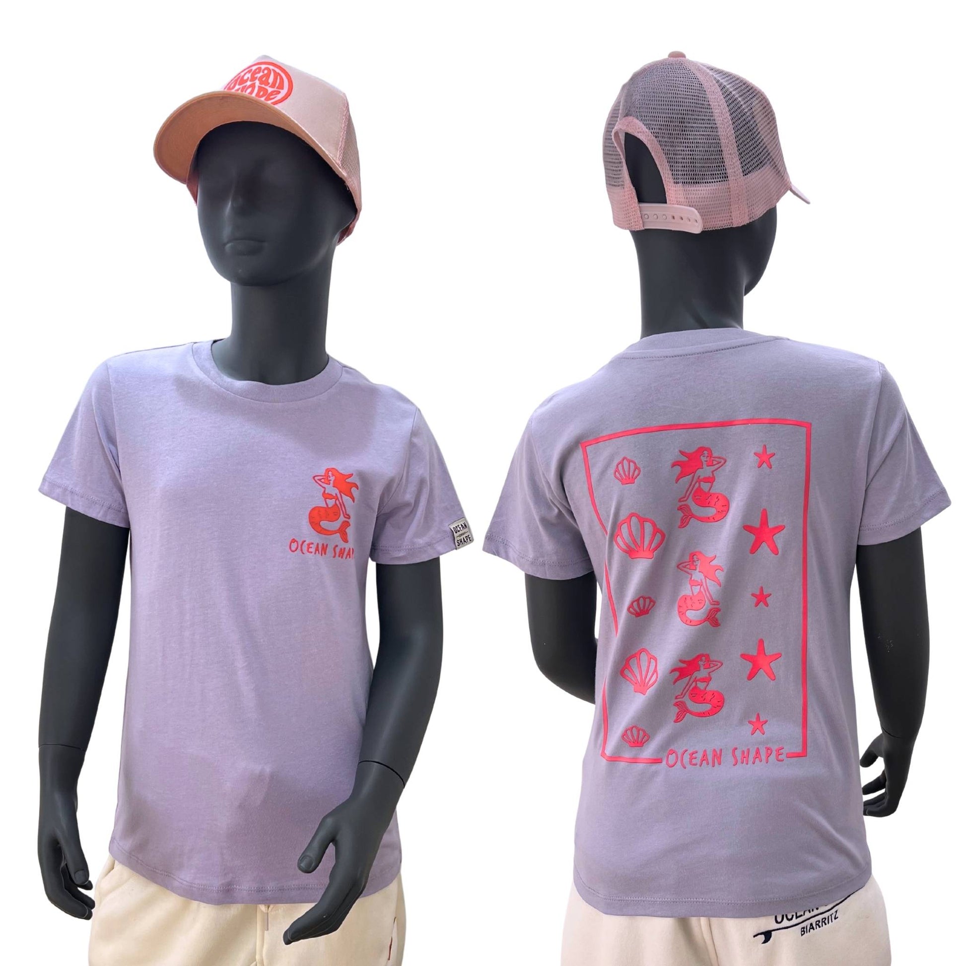 t shirt enfant en coton biologique et polyester reclyclé de couleur lavande et rose fluo, de la marque ocean shape. vue sur un mannequin enfant de face et de dos.
Face : logo ocean shape avec une sirène rose fluo
Dos : grand encadré avec illustrations de coquillages et sirènes en rose fluo avec logo ocean shape en bas.