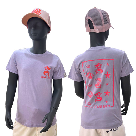 t shirt enfant en coton biologique et polyester reclyclé de couleur lavande et rose fluo, de la marque ocean shape. vue sur un mannequin enfant de face et de dos.
Face : logo ocean shape avec une sirène rose fluo
Dos : grand encadré avec illustrations de coquillages et sirènes en rose fluo avec logo ocean shape en bas.