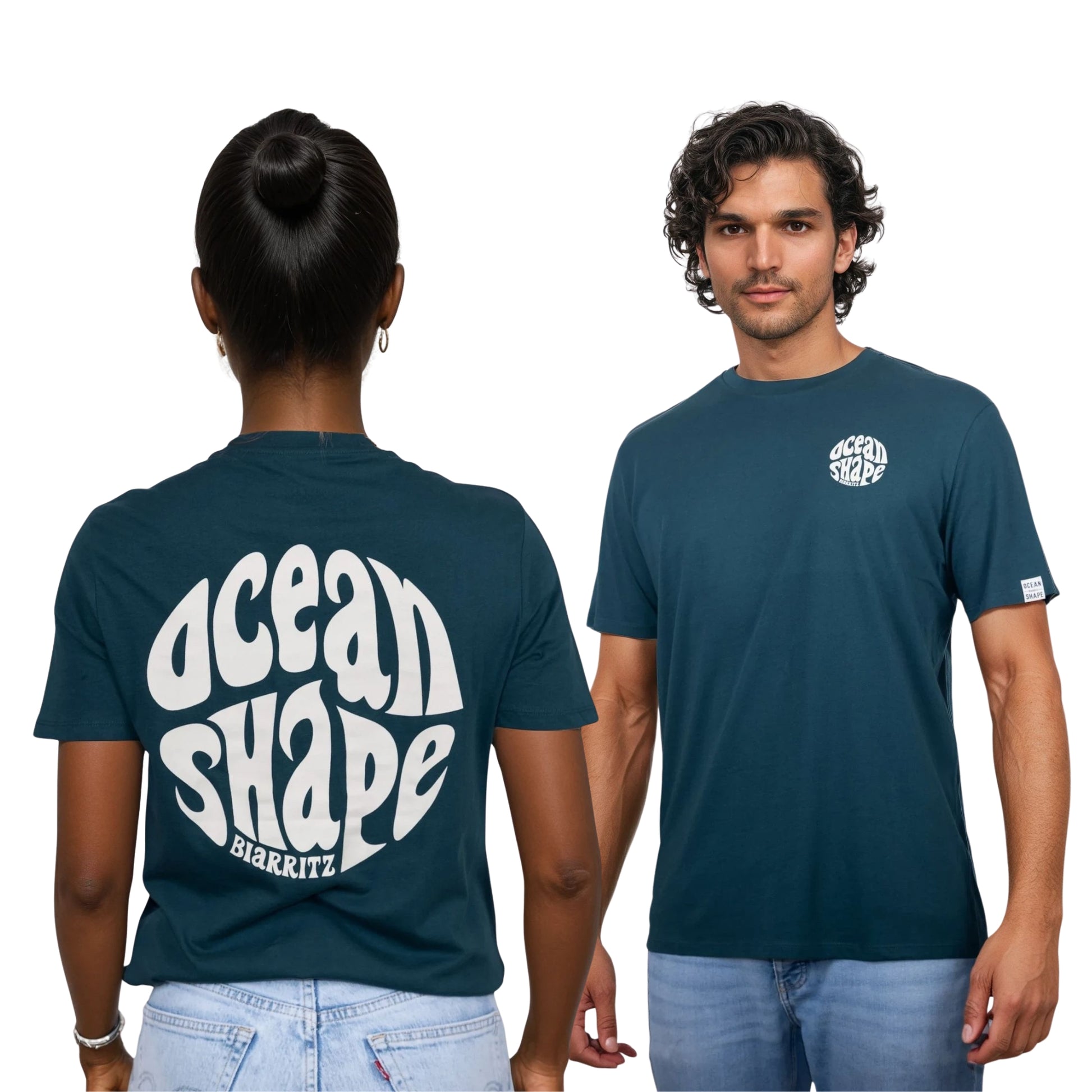 Tee-shirt unisexe amazon green en coton biologique.
Devant : petit logo bubble "ocean shape biarritz" en beige sur la poitrine gauche.
Dos : gros logo bubble "ocean shape biarritz" en beige.
Vu de dos sur mannequin femme et vu de face sur mannequin homme.