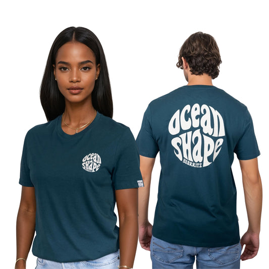 Tee-shirt unisexe amazon green en coton biologique.
Devant : petit logo bubble "ocean shape biarritz" en beige sur la poitrine gauche.
Dos : gros logo bubble "ocean shape biarritz" en beige.
Vu de face sur mannequin femme et vu de dos sur mannequin homme.