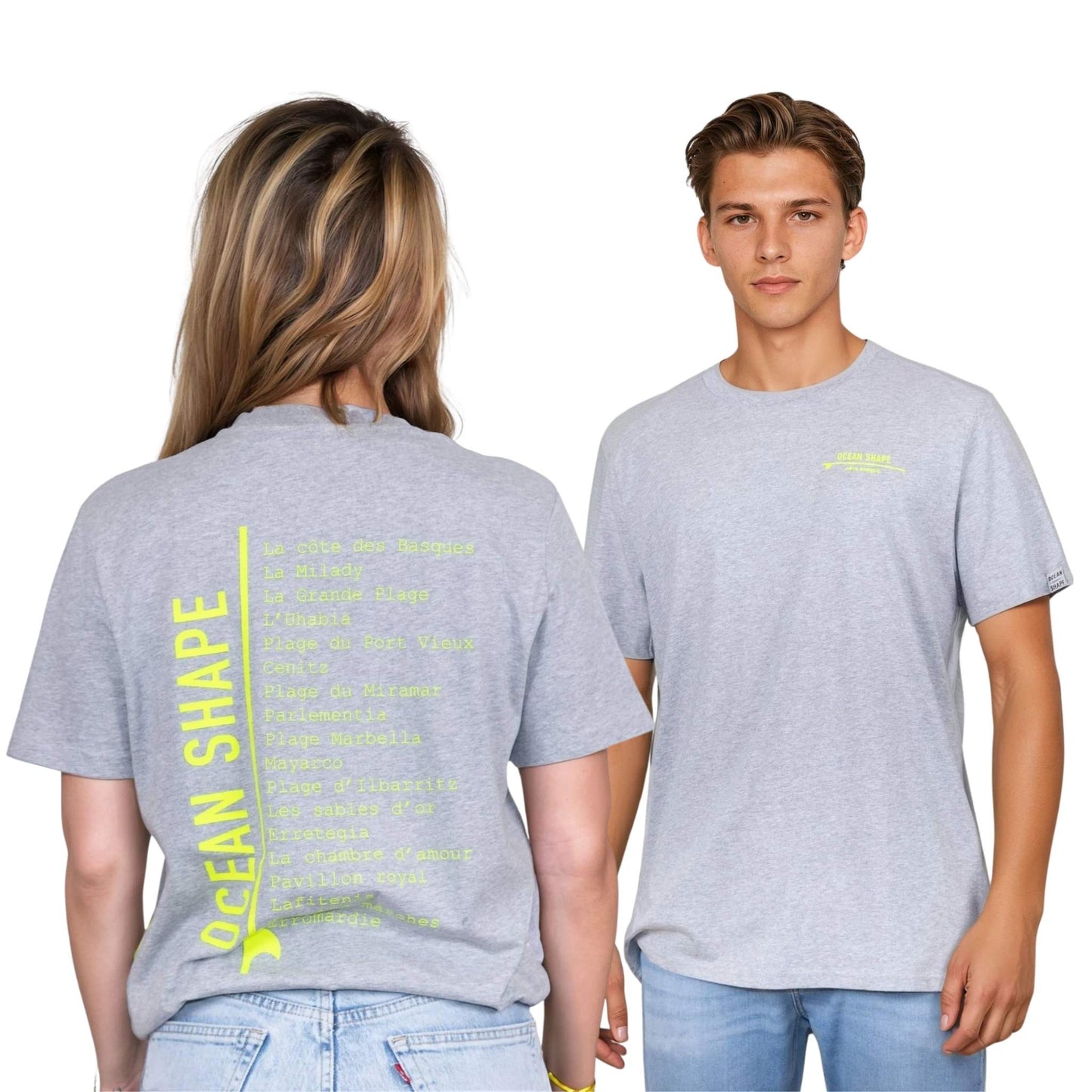 Tee-shirt unisexe gris clair en coton biologique.
Devant : petite écriture "ocean shape" jaune fluo sur la poitrine gauche.
Dos : liste de plages et grande écriture "ocean shape" jaune fluo.
Vu de dos sur mannequin femme et vu de face sur mannequin homme.