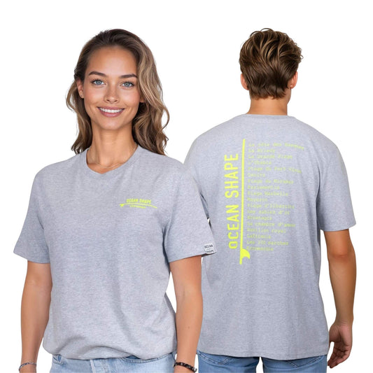 Tee-shirt unisexe gris clair en coton biologique.
Devant : petite écriture "ocean shape" jaune fluo sur la poitrine gauche.
Dos : liste de plages et grande écriture "ocean shape" jaune fluo.
Vu de face sur mannequin femme et vu de dos sur mannequin homme.