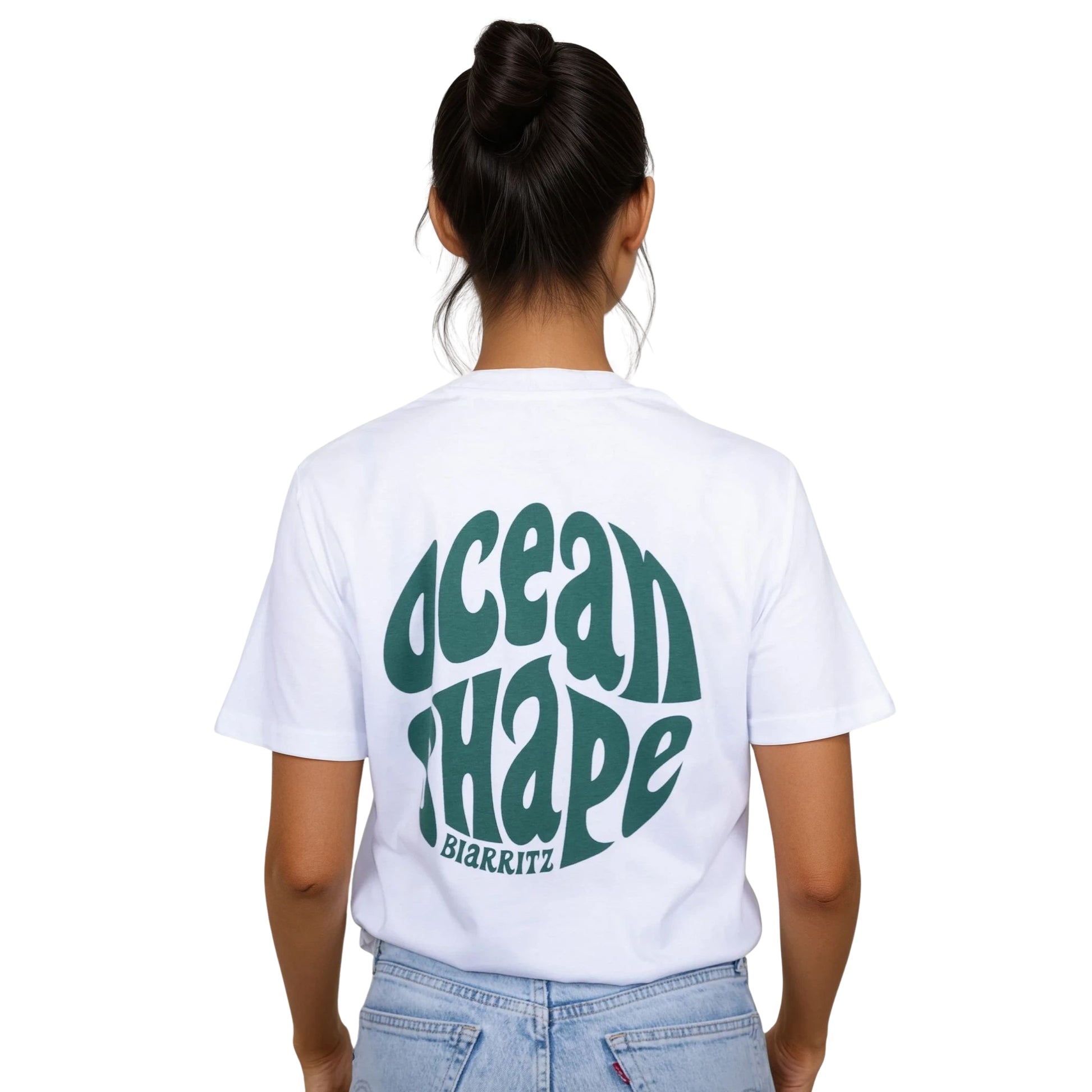 Tee-shirt unisexe blanc en coton biologique avec gros logo bubble ocean shape Biarritz vert en haut du dos, vu de dos sur mannequin femme