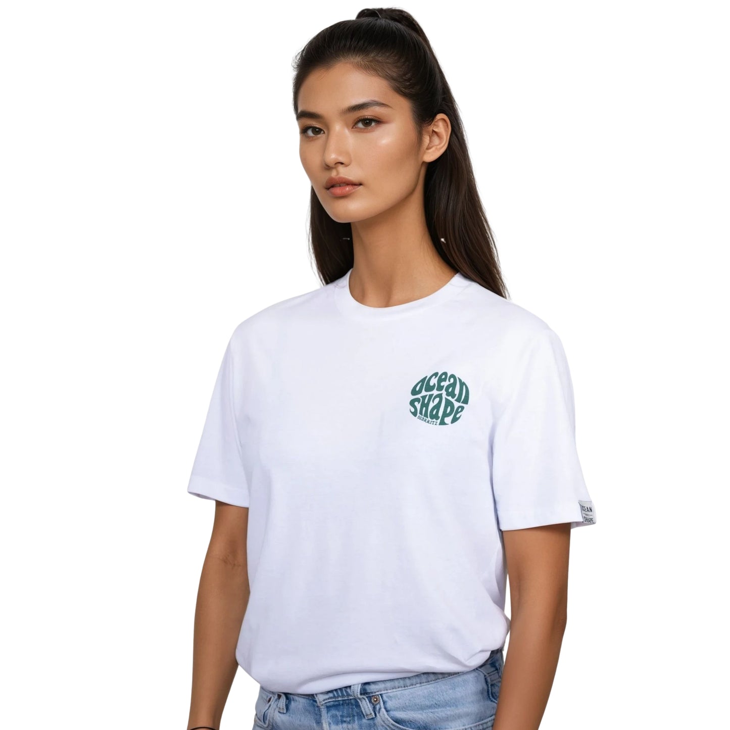 Tee-shirt unisexe blanc en coton biologique avec petit logo bubble ocean shape Biarritz vert sur la poitrine, vu de face sur mannequin femme