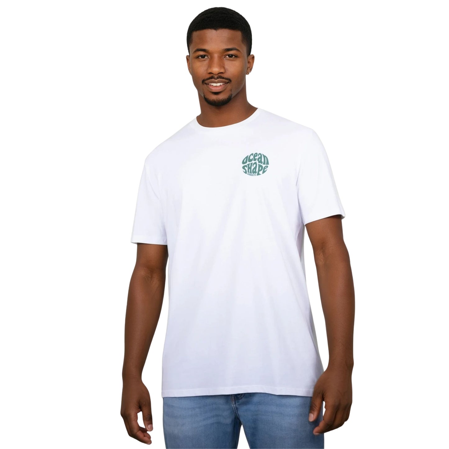 Tee-shirt unisexe blanc en coton biologique avec petit logo bubble ocean shape Biarritz vert sur la poitrine, vu de face sur mannequin homme