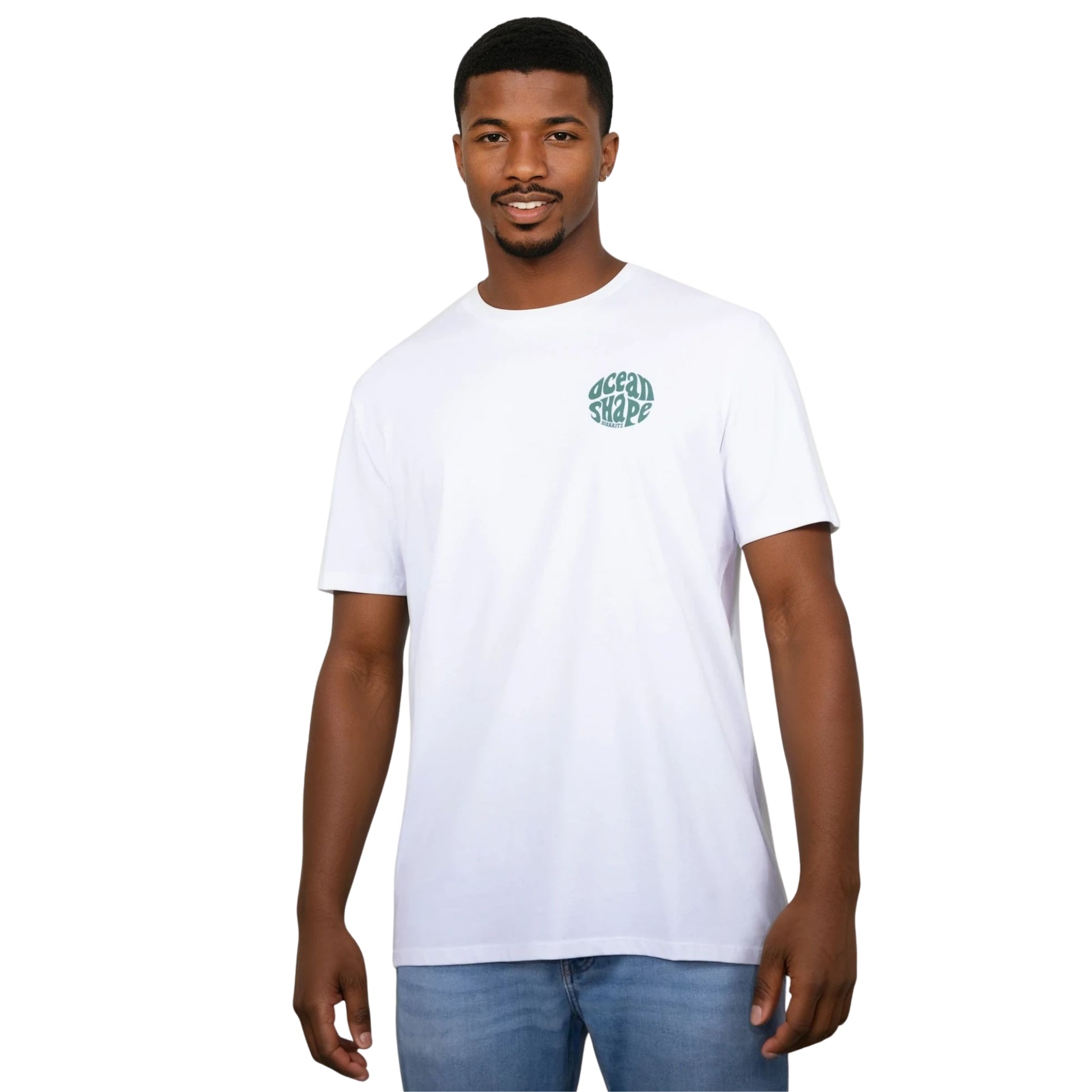 Tee-shirt unisexe blanc en coton biologique avec petit logo bubble ocean shape Biarritz vert sur la poitrine, vu de face sur mannequin homme