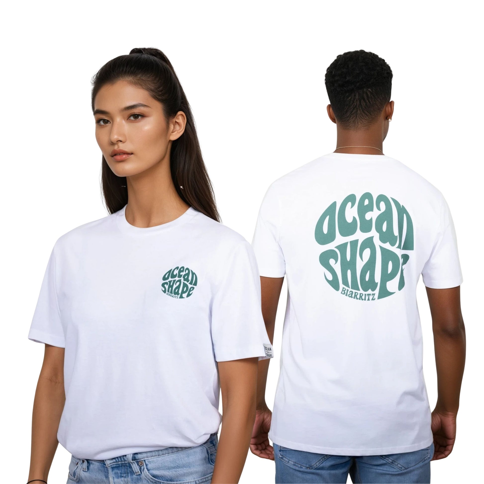 Tee-shirt unisexe blanc en coton biologique.
Devant : petit logo bubble "ocean shape biarritz" vert foncé sur la poitrine gauche.
Dos : gros logo bubble "ocean shape biarritz" vert foncé.
Vu de face sur mannequin femme et vu de dos sur mannequin homme.