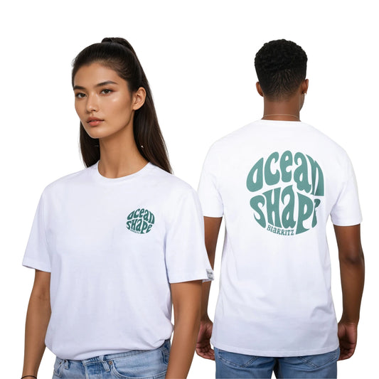 Tee-shirt unisexe blanc en coton biologique.
Devant : petit logo bubble "ocean shape biarritz" vert foncé sur la poitrine gauche.
Dos : gros logo bubble "ocean shape biarritz" vert foncé.
Vu de face sur mannequin femme et vu de dos sur mannequin homme.