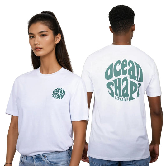 Tee-shirt unisexe blanc en coton biologique.
Devant : petit logo bubble "ocean shape biarritz" vert foncé sur la poitrine gauche.
Dos : gros logo bubble "ocean shape biarritz" vert foncé.
Vu de face sur mannequin femme et vu de dos sur mannequin homme.