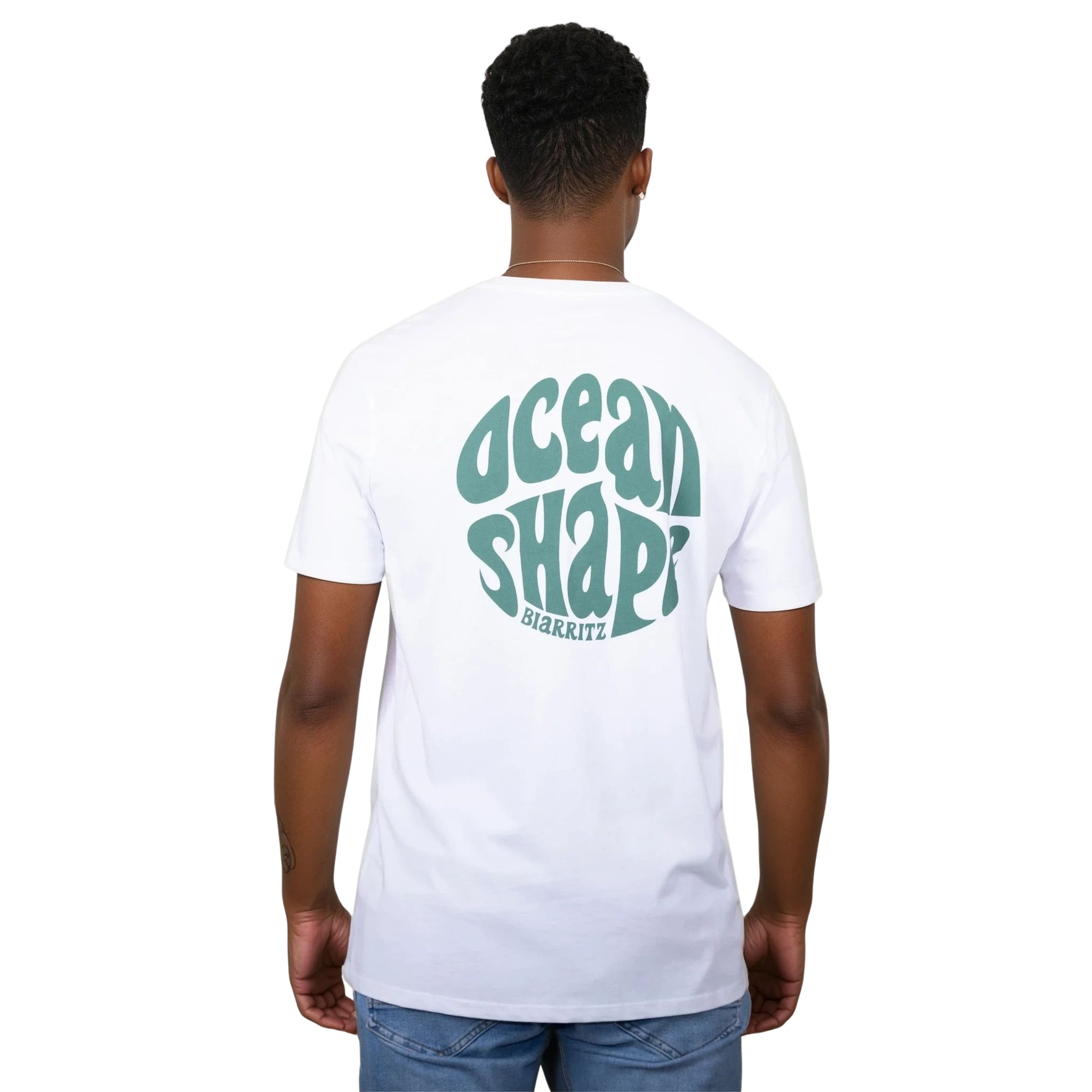 Tee-shirt unisexe blanc en coton biologique avec gros logo bubble ocean shape Biarritz vert en haut du dos, vu de dos sur mannequin homme