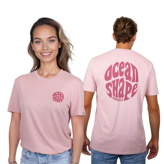 Tee-shirt unisexe rose pale en coton biologique.
Devant : petit logo bubble "ocean shape biarritz" rose foncé sur la poitrine gauche.
Dos : gros logo bubble "ocean shape biarritz" rose foncé.
Vu de face sur mannequin femme et vu de dos sur mannequin homme.