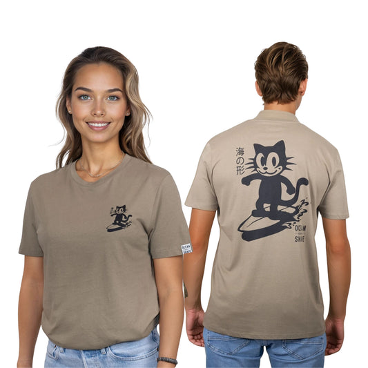 Tee-shirt unisexe light olive green en coton biologique.
Devant : petit logo chat qui surf noir sur la poitrine gauche.
Dos : gros logo chat qui surf et écriture "ocean shape" en noir.
Vu de face sur mannequin femme et vu de dos sur mannequin homme.