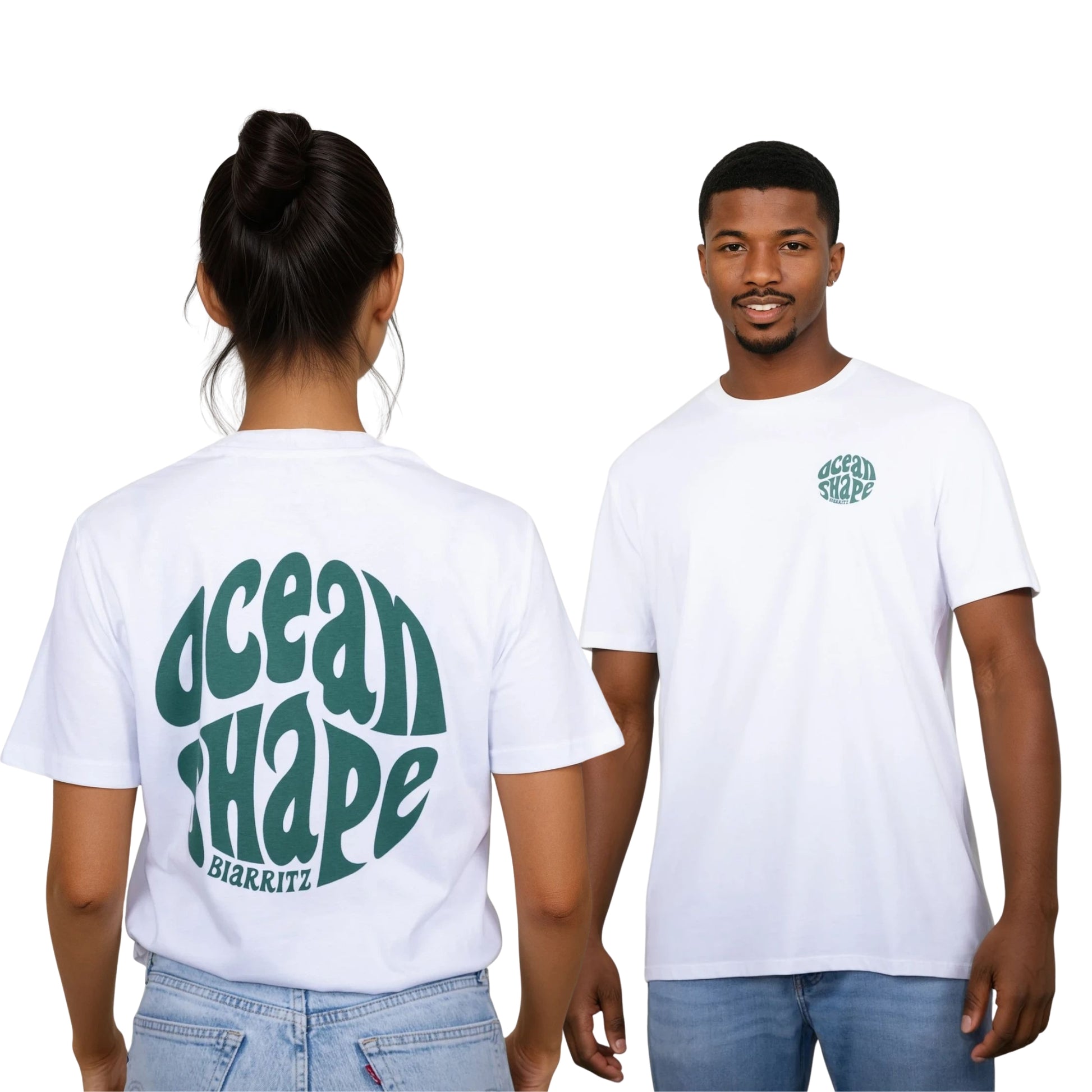 Tee-shirt unisexe blanc en coton biologique.
Devant : petit logo bubble "ocean shape biarritz" vert foncé sur la poitrine gauche.
Dos : gros logo bubble "ocean shape biarritz" vert foncé.
Vu de dos sur mannequin femme et vu de face sur mannequin homme.