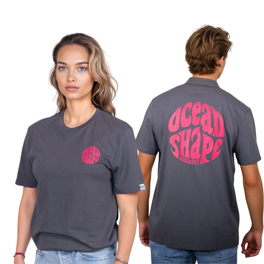 Tee-shirt unisexe gris anthracite en coton biologique.
Devant : petit logo bubble "ocean shape biarritz" rose fluo sur la poitrine gauche.
Dos : gros logo bubble "ocean shape biarritz" rose fluo.
Vu de face sur mannequin femme et vu de dos sur mannequin homme.