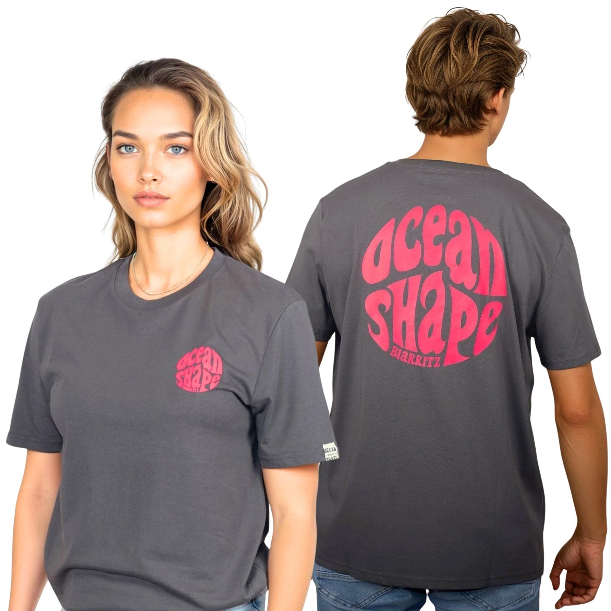 Tee-shirt unisexe gris anthracite en coton biologique.
Devant : petit logo bubble "ocean shape biarritz" rose fluo sur la poitrine gauche.
Dos : gros logo bubble "ocean shape biarritz" rose fluo.
Vu de facesur mannequin femme et vu de dos sur mannequin homme.