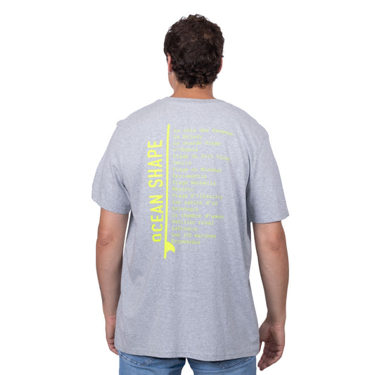 Tee-shirt unisexe gris clair en coton biologique avec longue liste de plages et grande écriture "ocean shape" jaune fluo dans le milieu du dos, vu de dos sur mannequin homme