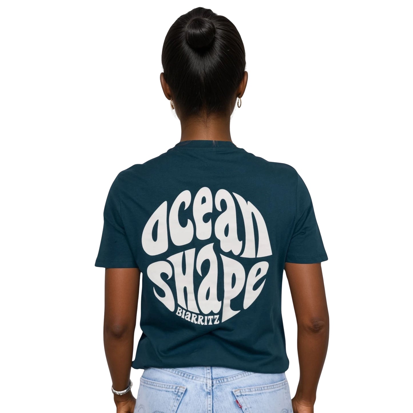 Tee-shirt unisexe amazon green en coton biologique avec gros logo bubble Ocean Shape Biarritz beige en haut du dos, vu de dos sur mannequin femme