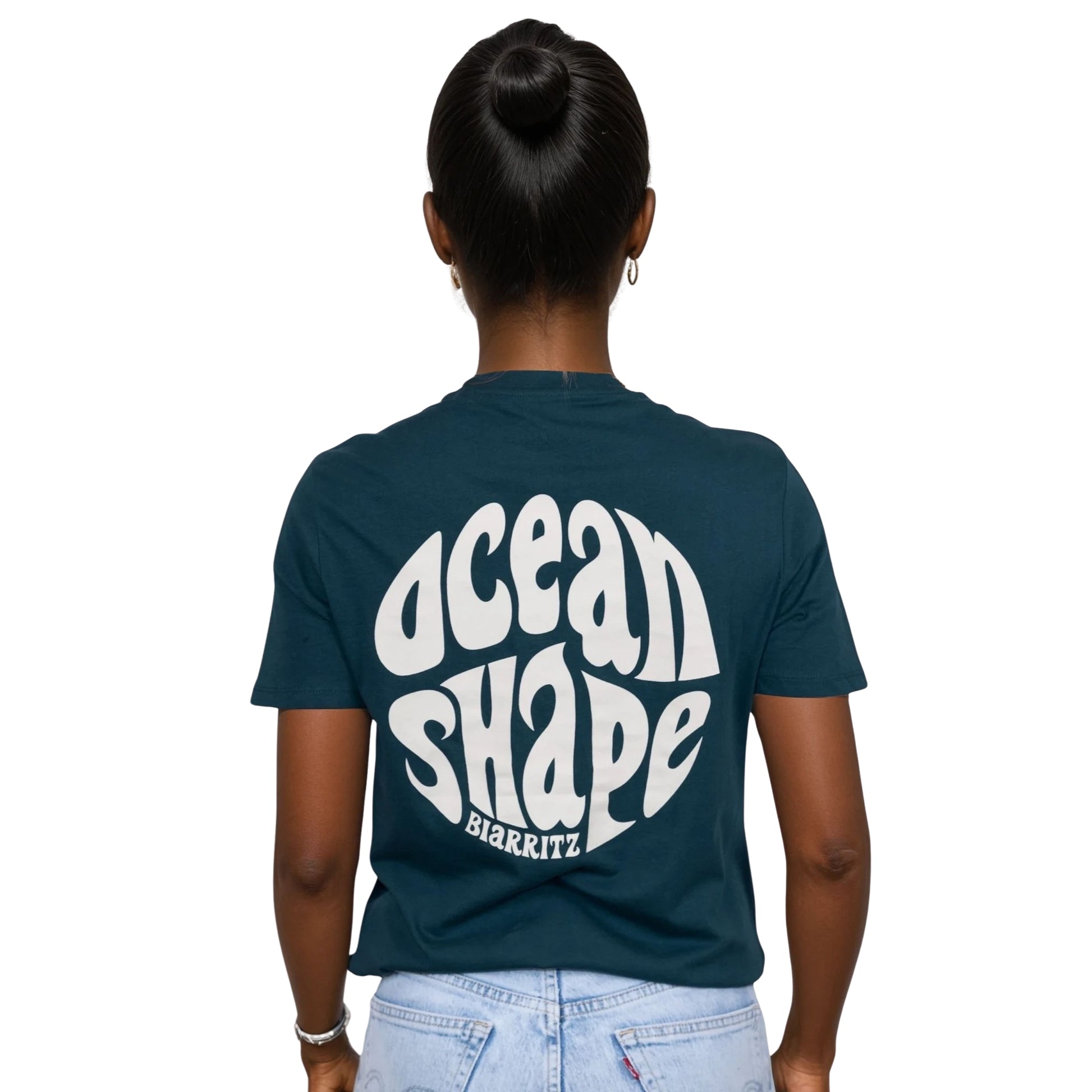 Tee-shirt unisexe amazon green en coton biologique avec gros logo bubble Ocean Shape Biarritz beige en haut du dos, vu de dos sur mannequin femme