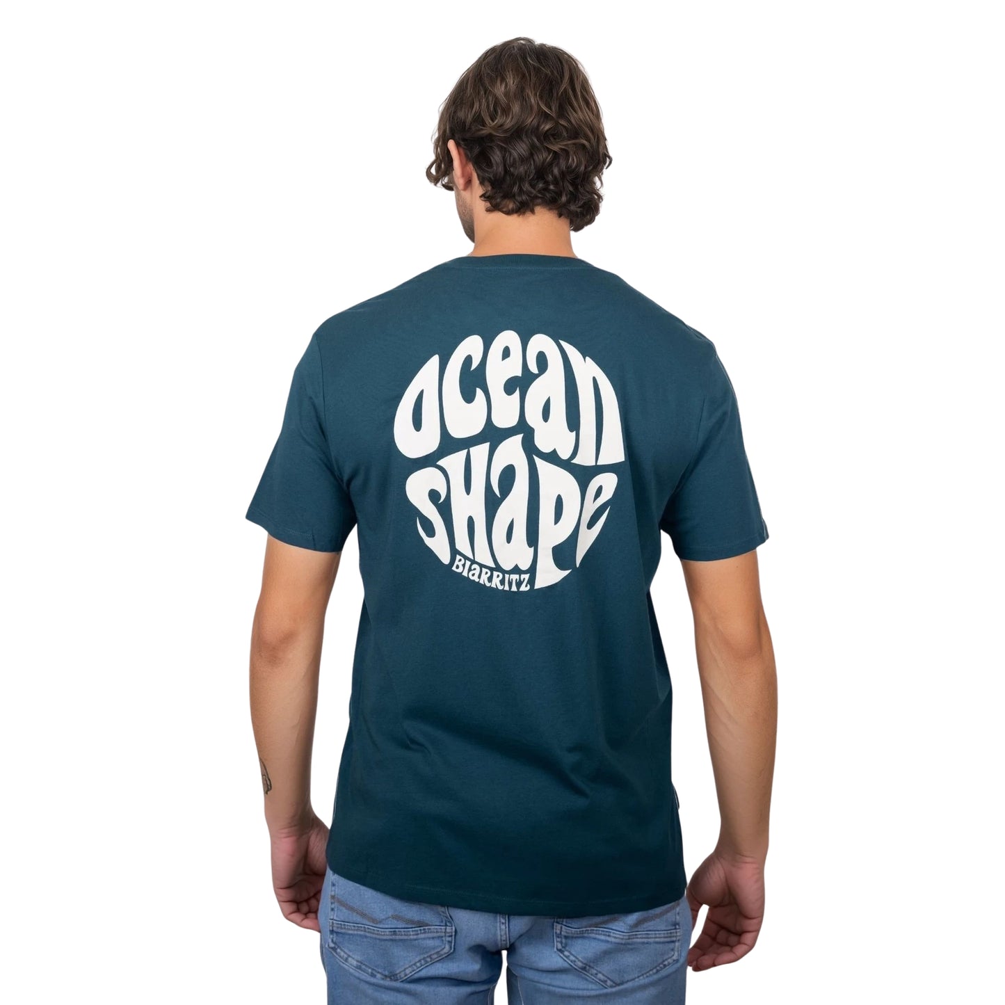 Tee-shirt unisexe amazon green en coton biologique avec gros logo bubble ocean shape Biarritz beige en haut du dos, vu de dos sur mannequin homme