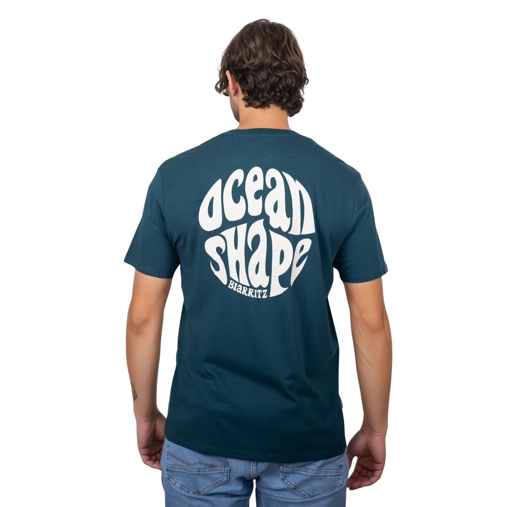 Tee-shirt unisexe amazon green en coton biologique avec gros logo bubble ocean shape Biarritz beige en haut du dos, vu de dos sur mannequin homme