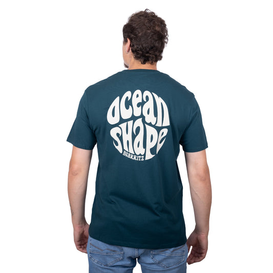 Tee-shirt unisexe amazon green en coton biologique avec gros logo bubble ocean shape Biarritz beige en haut du dos, vu de dos sur mannequin homme