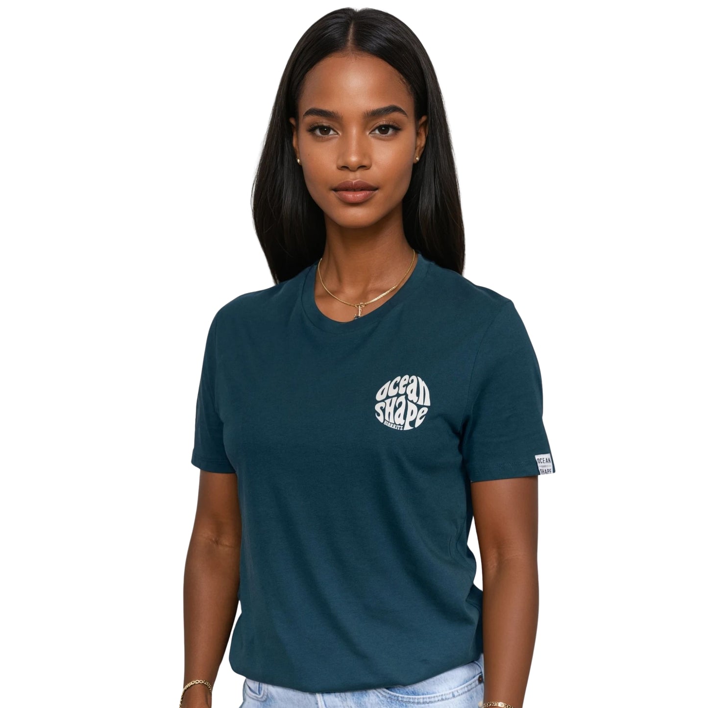 Tee-shirt unisexe amazon green en coton biologique avec petit logo bubble ocean shape Biarritz beige sur la poitrine gauche, vu de face sur mannequin femme