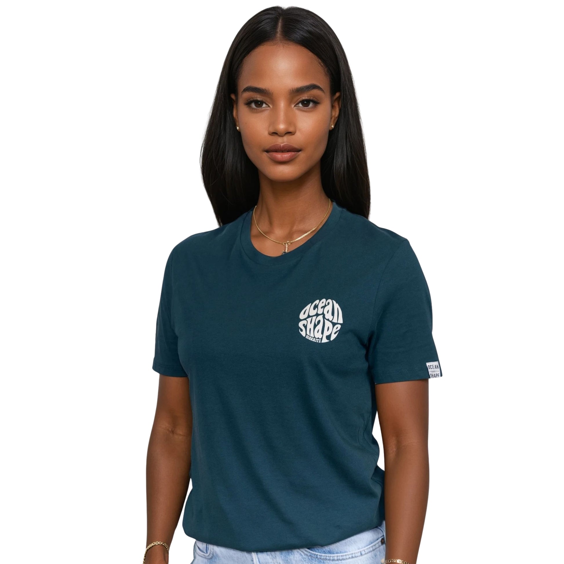 Tee-shirt unisexe amazon green en coton biologique avec petit logo bubble ocean shape Biarritz beige sur la poitrine gauche, vu de face sur mannequin femme