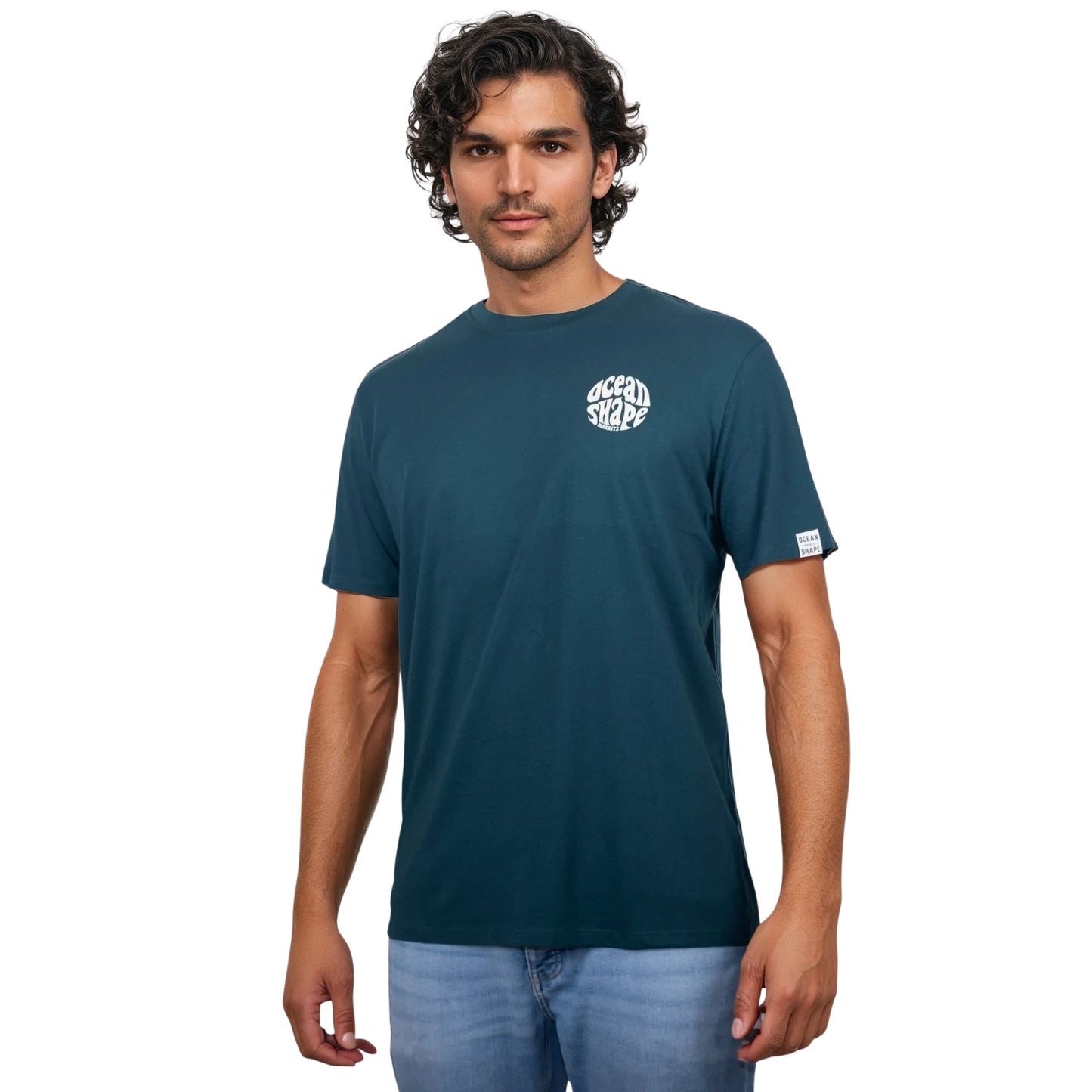 Tee-shirt unisexe amazon green en coton biologique avec petit logo bubble Ocean Shape Biarritz beige sur la poitrine gauche, vu de face sur mannequin homme