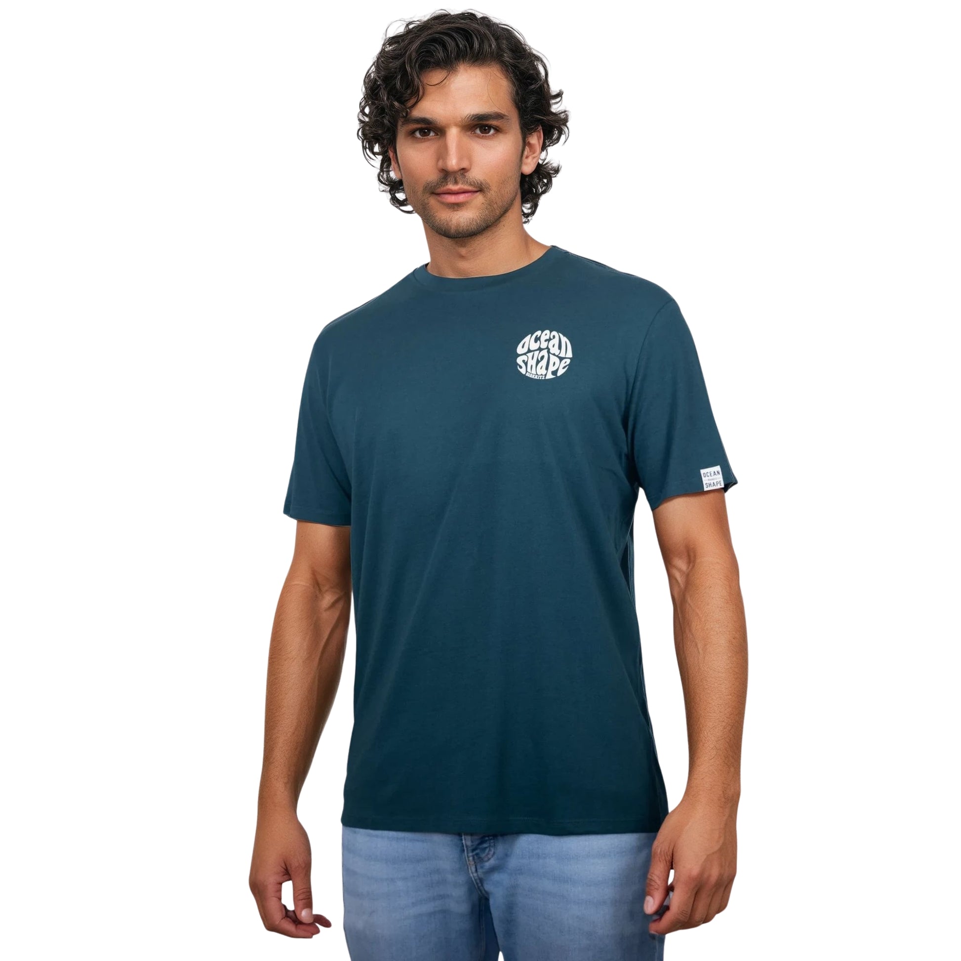 Tee-shirt unisexe amazon green en coton biologique avec petit logo bubble Ocean Shape Biarritz beige sur la poitrine gauche, vu de face sur mannequin homme