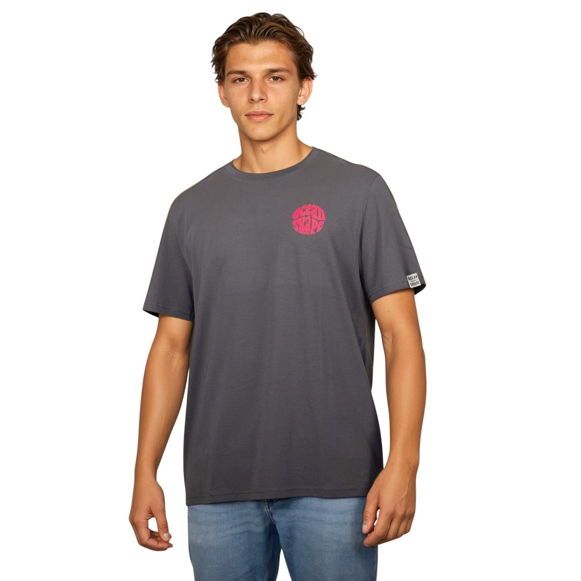 Tee-shirt gris foncé en coton biologique avec petit logo bubble ocean shape Biarritz rose fluo sur la poitrine, vu de face sur mannequin homme.