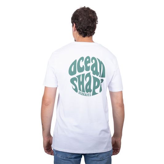 Tee-shirt unisexe blanc en coton biologique avec gros logo bubble ocean shape Biarritz vert en haut du dos, vu de dos sur mannequin homme