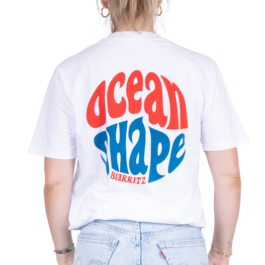 Tee-shirt unisexe blanc en coton biologique avec gros logo bubble ocean shape Biarritz rouge et bleu en haut du dos, vu de dos sur mannequin femme