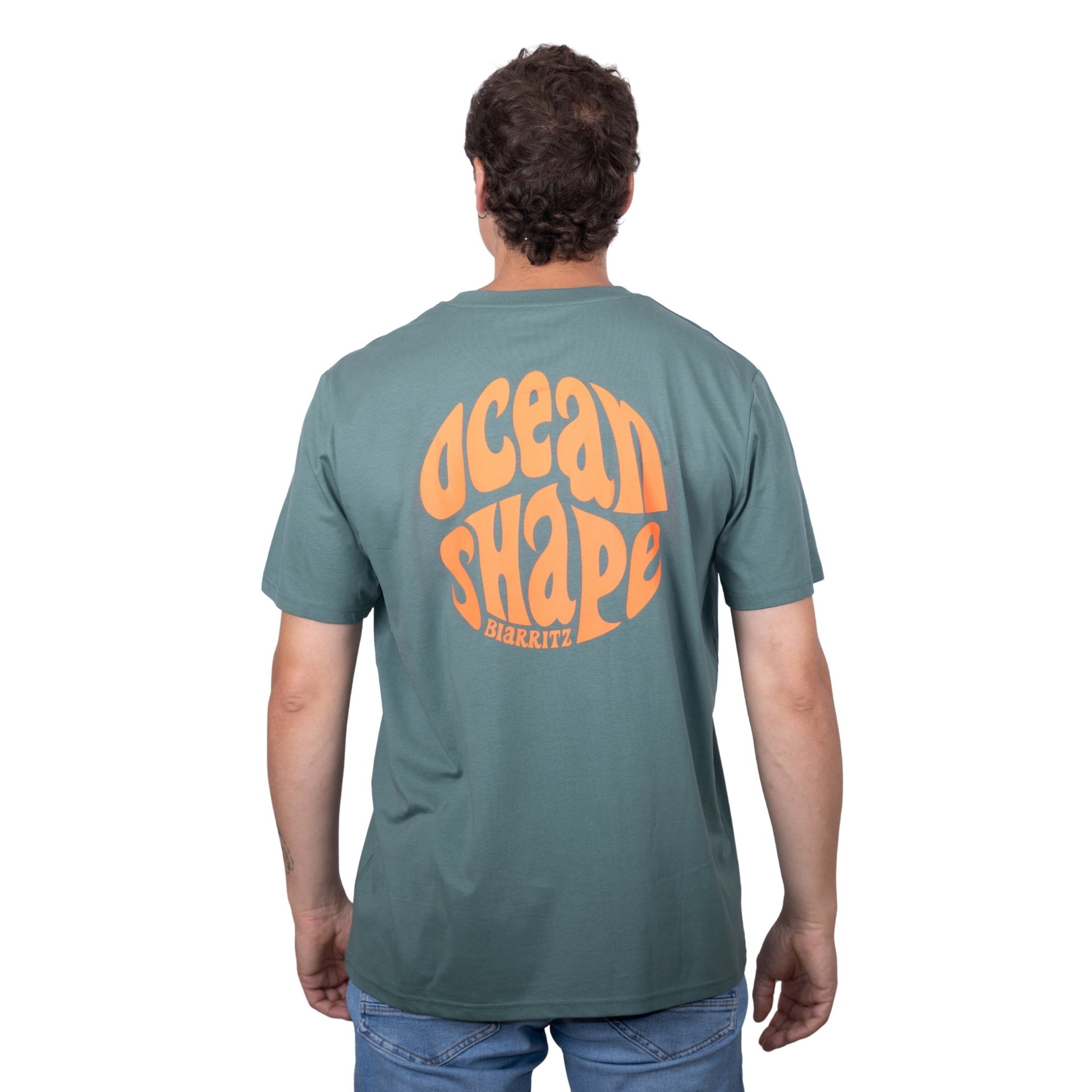 Tee-shirt unisexe vert sauge en coton biologique avec gros logo bubble ocean shape Biarritz corail fluo en haut du dos, vu de dos sur mannequin homme