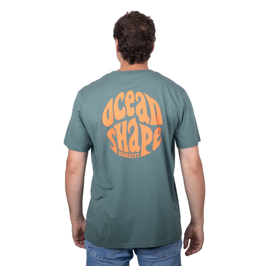 Tee-shirt unisexe vert sauge en coton biologique avec gros logo bubble ocean shape Biarritz corail fluo en haut du dos, vu de dos sur mannequin homme
