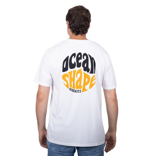 Tee-shirt unisexe blanc en coton biologique avec gros logo ocean shape Biarritz bubble noir et moutarde en haut du dos, vu de dos sur mannequin homme