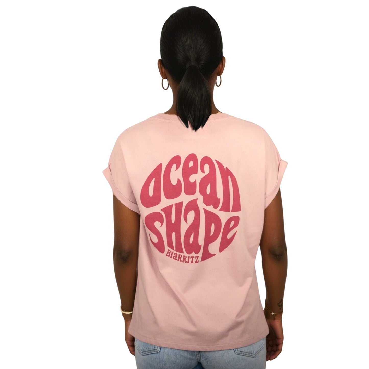 Tee-shirt femme en coton biologique rose pale avec gros logo bubble ocean shape Biarritz rose foncé dans le dos, vu de dos sur mannequin femme