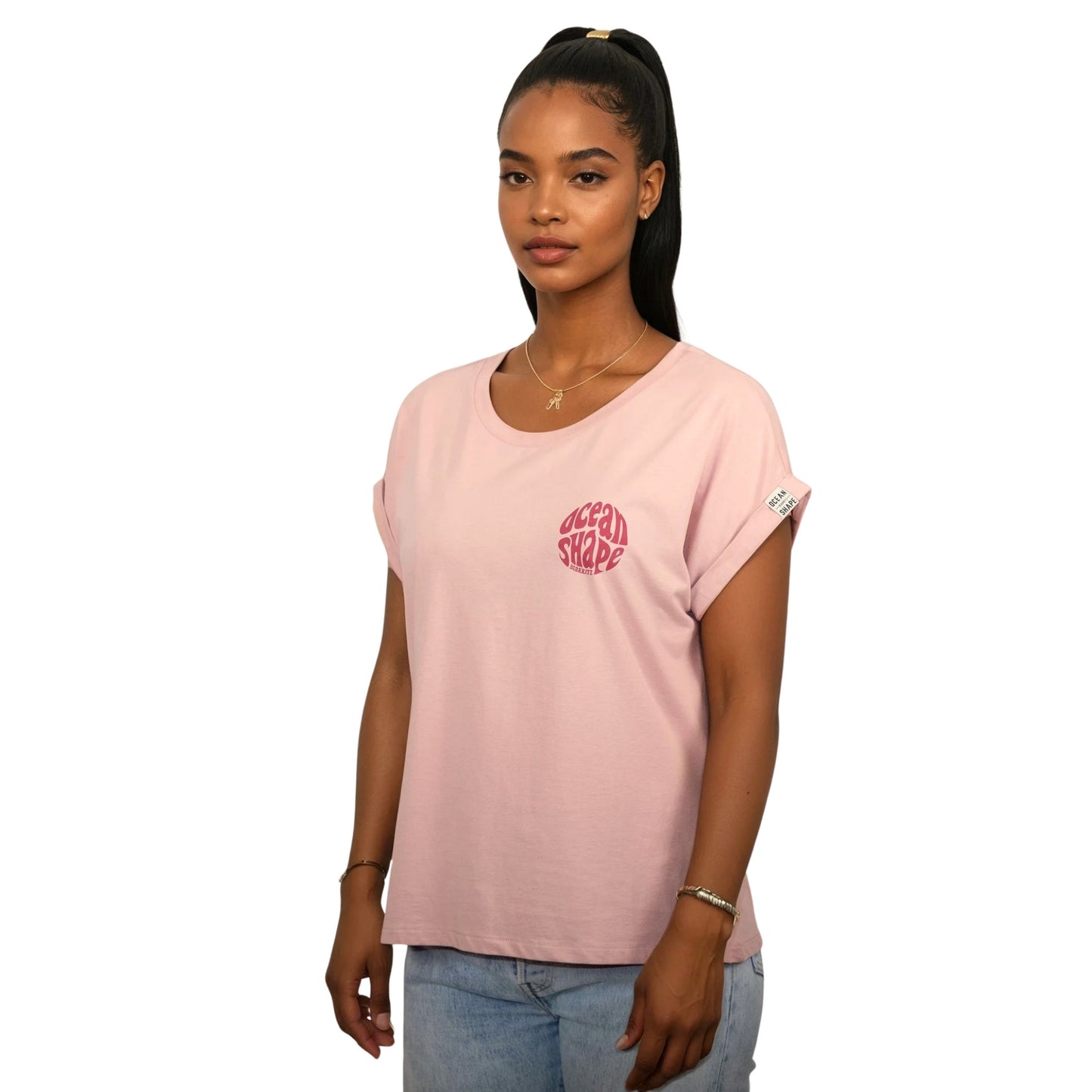 Tee-shirt femme en coton biologique rose pale avec petit logo bubble ocean shape Biarritz rose foncé sur la poitrine gauche, vu de face sur mannequin femme