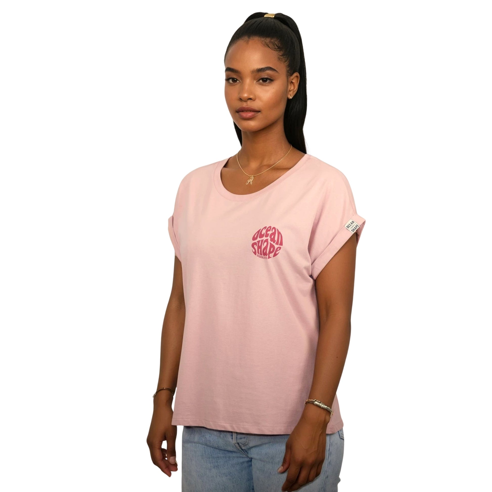 Tee-shirt femme en coton biologique rose pale avec petit logo bubble ocean shape Biarritz rose foncé sur la poitrine gauche, vu de face sur mannequin femme