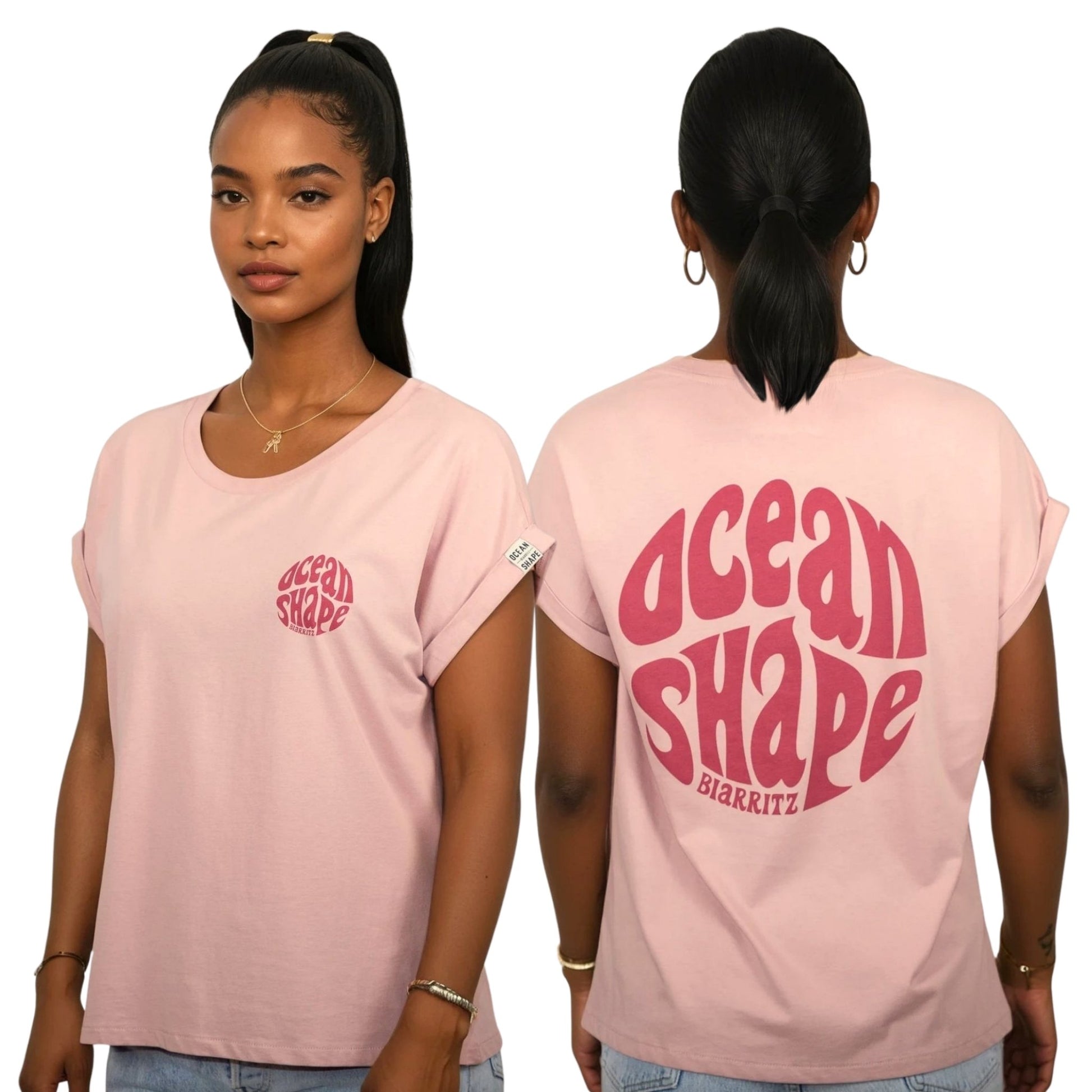 Tee-shirt rose pâle en coton biologique, vu de face et de dos sur mannequin femme.
Devant : petit logo bubble "Ocean Shape Biarritz" rose foncé su la poitrine gauche.
Dos : gros logo bubble "Ocean Shape Biarritz" rose foncé.