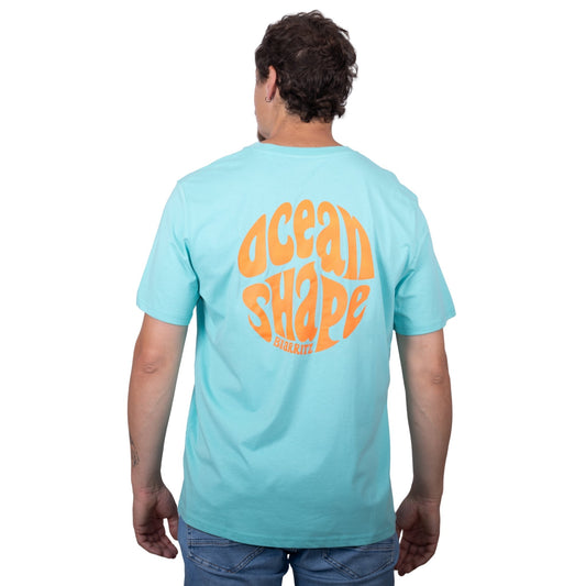 Tee-shirt unisexe bleu ciel en coton biologique avec gros logo ocean shape Biarritz bubble orange fluo en haut du dos, vu de dos sur mannequin homme