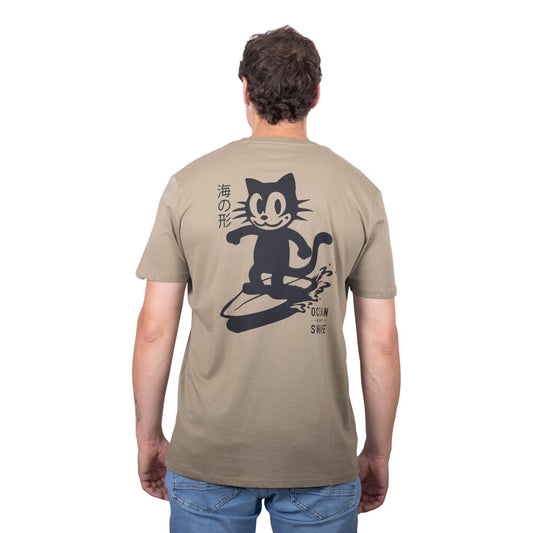 Tee-shirt unisexe light olive green en coton biologique avec gros logo chat qui surf noir en haut du dos, vu de dos sur mannequin homme